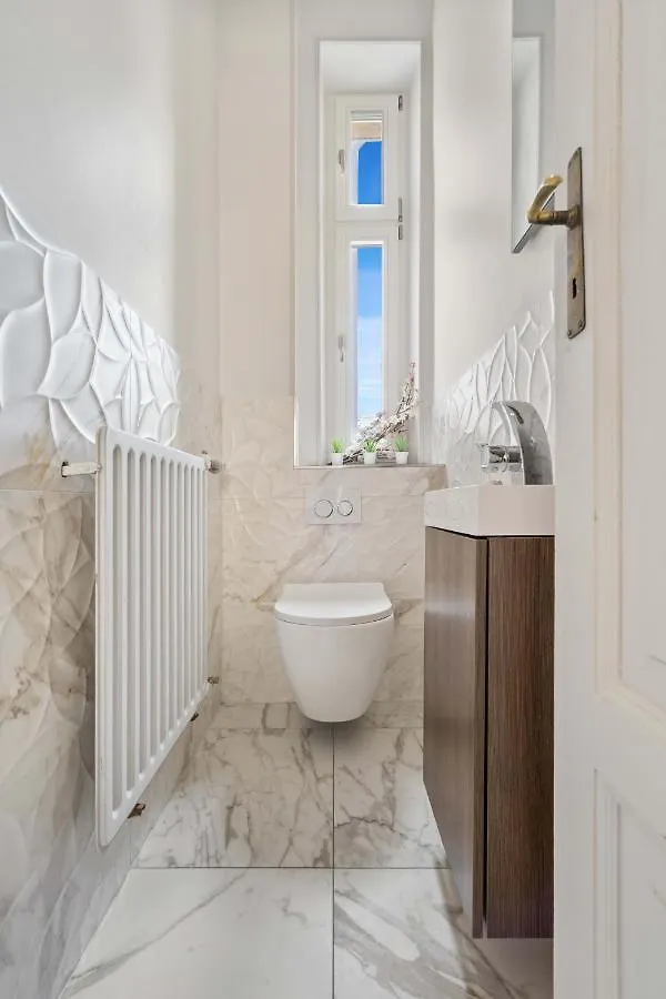 Charming Room With Balcony In Center Luksemburg
